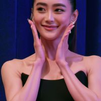 After 7 years, Vivian Chow once again started a coquettish show and called fans to get fit. She has a great figure and has been praised forever. The beautiful lady leader